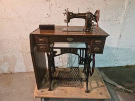 Adler Nähmaschine antik