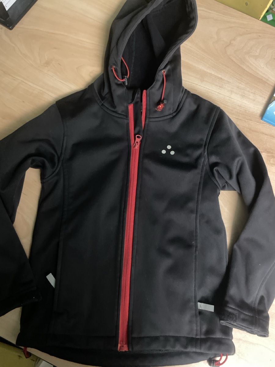 Giacche & Cappotti: Kinder Softshelljacke schwarz rot Kapuze Gr.116  – Usato da Obergerlafingen venduto da cabo4