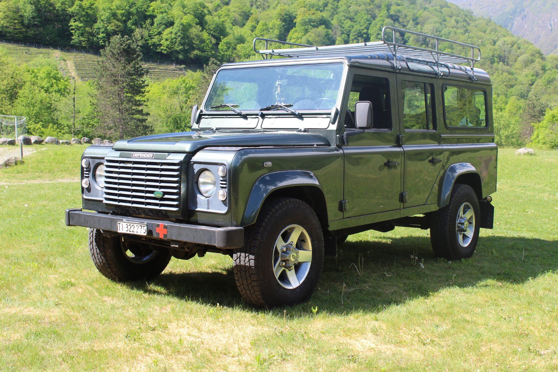 Land Rover Automobili: Land Rover Defender 110 Station Wagon verde – Usato da Lodano venduto da Garagepipolodano 1