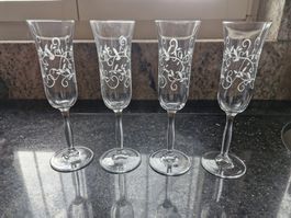 4 elegante Sektgläser mit eingeschliffenem floralem Muster