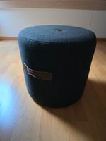 Dunkelblauer Hocker / Sitzhocker mit Trageschlaufen.