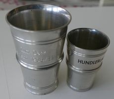 2 Zinn Schnapsbecher, graviert, Hunderläger & Geschenk