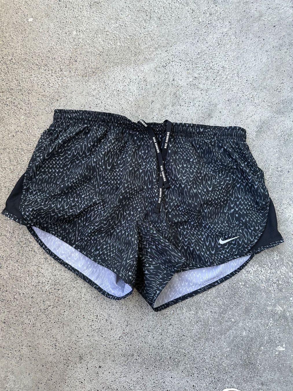 Nike Hosen: Nike Shorts schwarz – Gebraucht aus Zürich von ong8