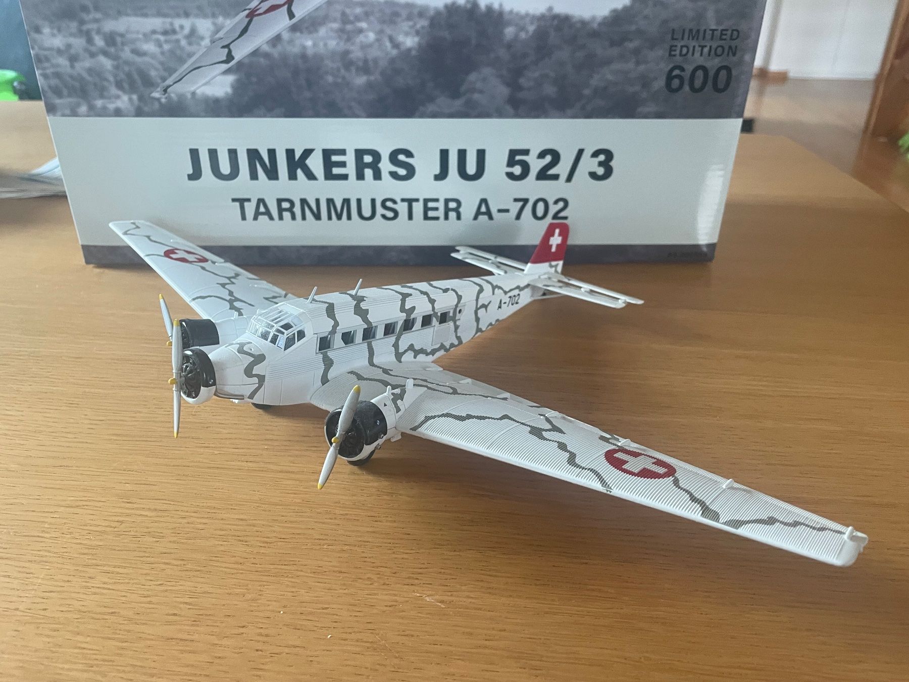 Swissair Kit di modellismo & Modellini statici: Ju-52 Schweizer Luftwaffe A-702  mit Tarnbemalung, 1/72 – Nuovo e nell'imballaggio originale da Hochfelden venduto da aviatikboerse_top