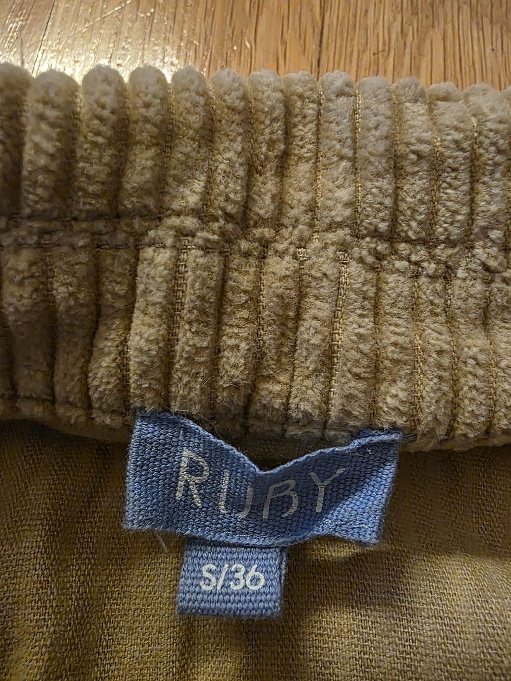 Hemden: Ruby Cordhemd Baumwolle beige Grösse S 36 neuwertig – Gebraucht aus Malans GR von Pat800 1