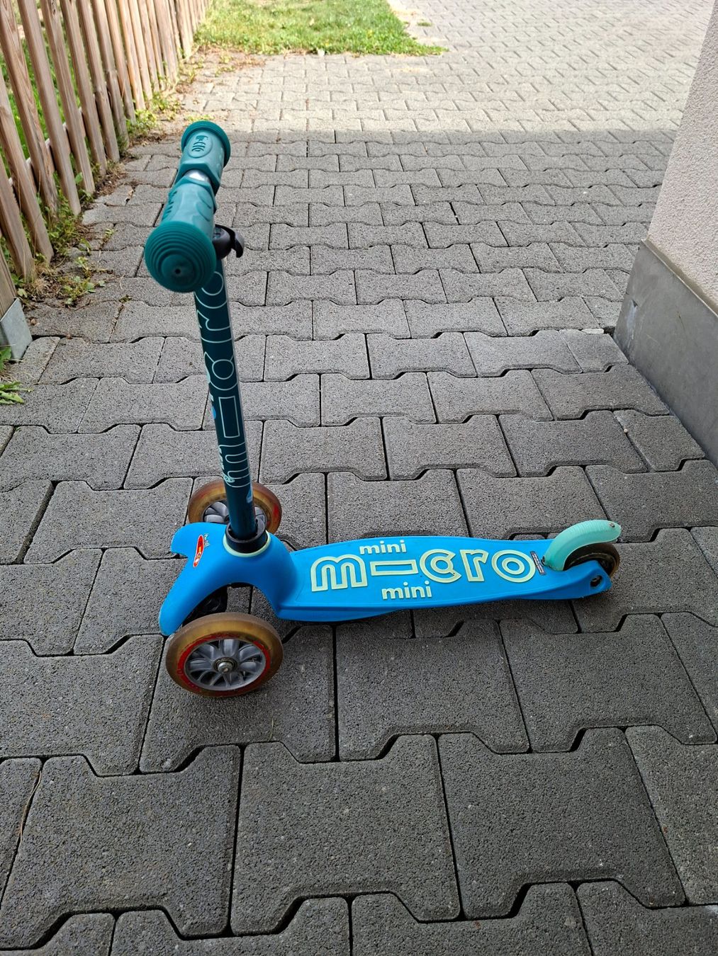 Micro Kickboard: Kinderroller Micro Mini blau drei Räder gebraucht – Gebraucht aus Waltenschwil von BJBari 1