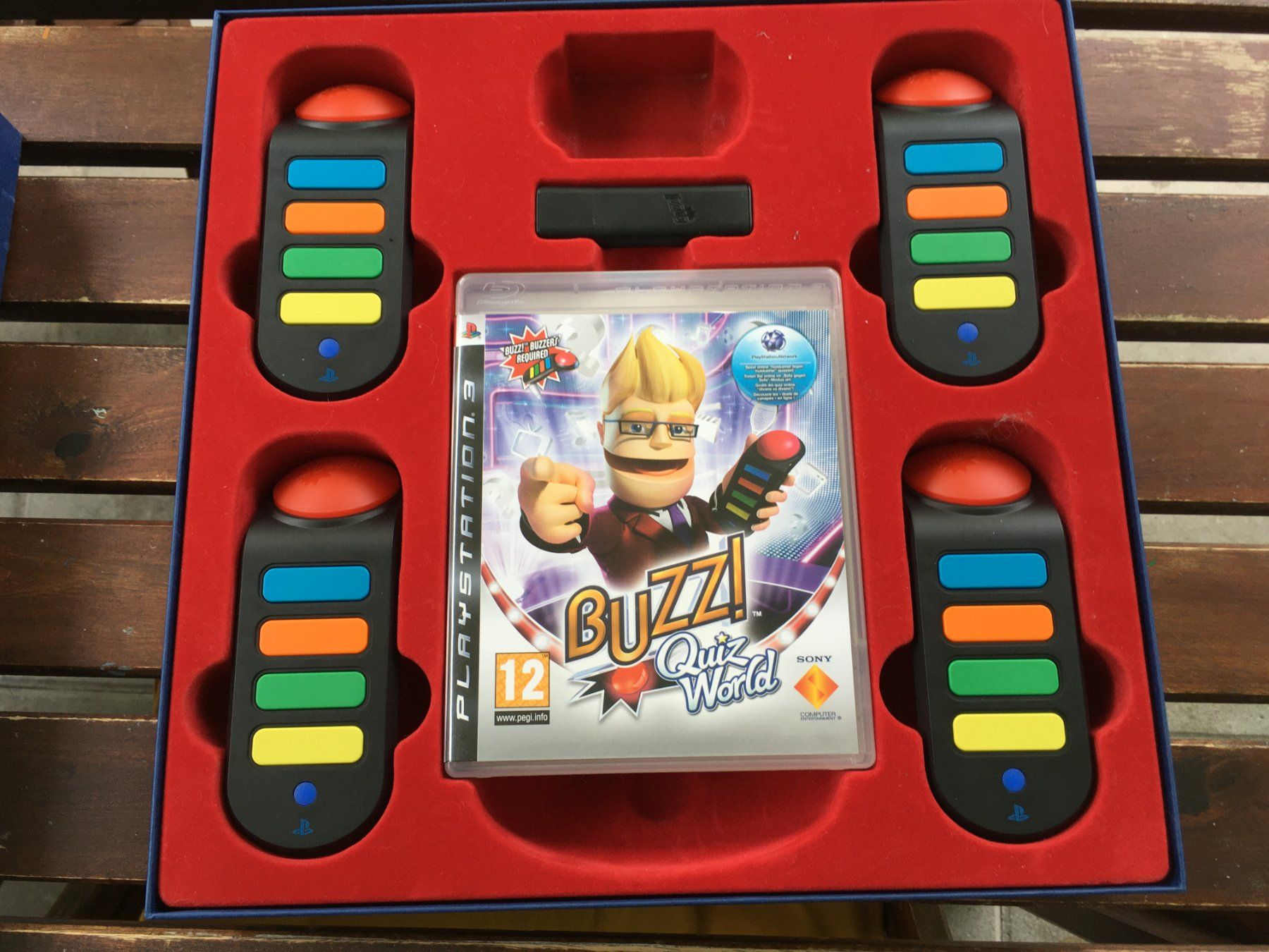 Sony Giochi: Buzz! Quiz World-Set PS3 4x Buzz Controller in Box – Usato da St.Gallen venduto da sjosjo