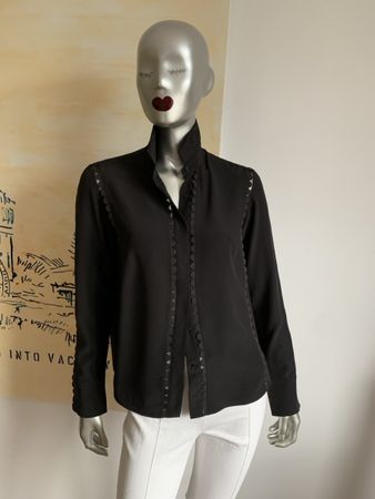 Akris: Exklusive Schwarze Seidenbluse mit Cutout, 36