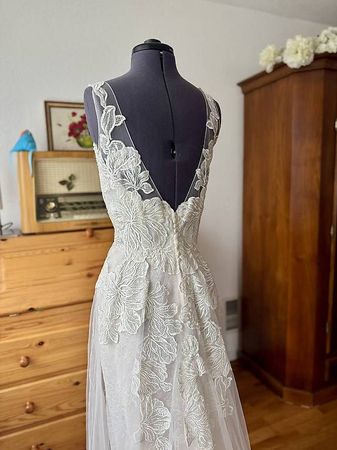 NEU! Traumhaftes A-Linie Brautkleid mit romantischen Blüten