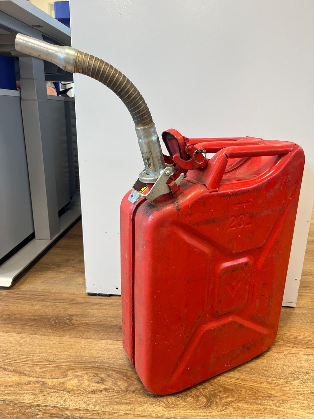 Taniche per benzina: Benzinkanister – Usato da Niederwil AG venduto da Maeder_AG