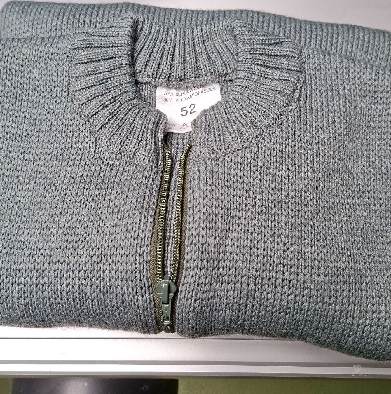 Maglioni & Felpe: Original Schweizer Armeewollpullover mit Reissverschluss, 52 – Nuovo (secondo la descrizione) da Meikirch venduto da chrigeli06