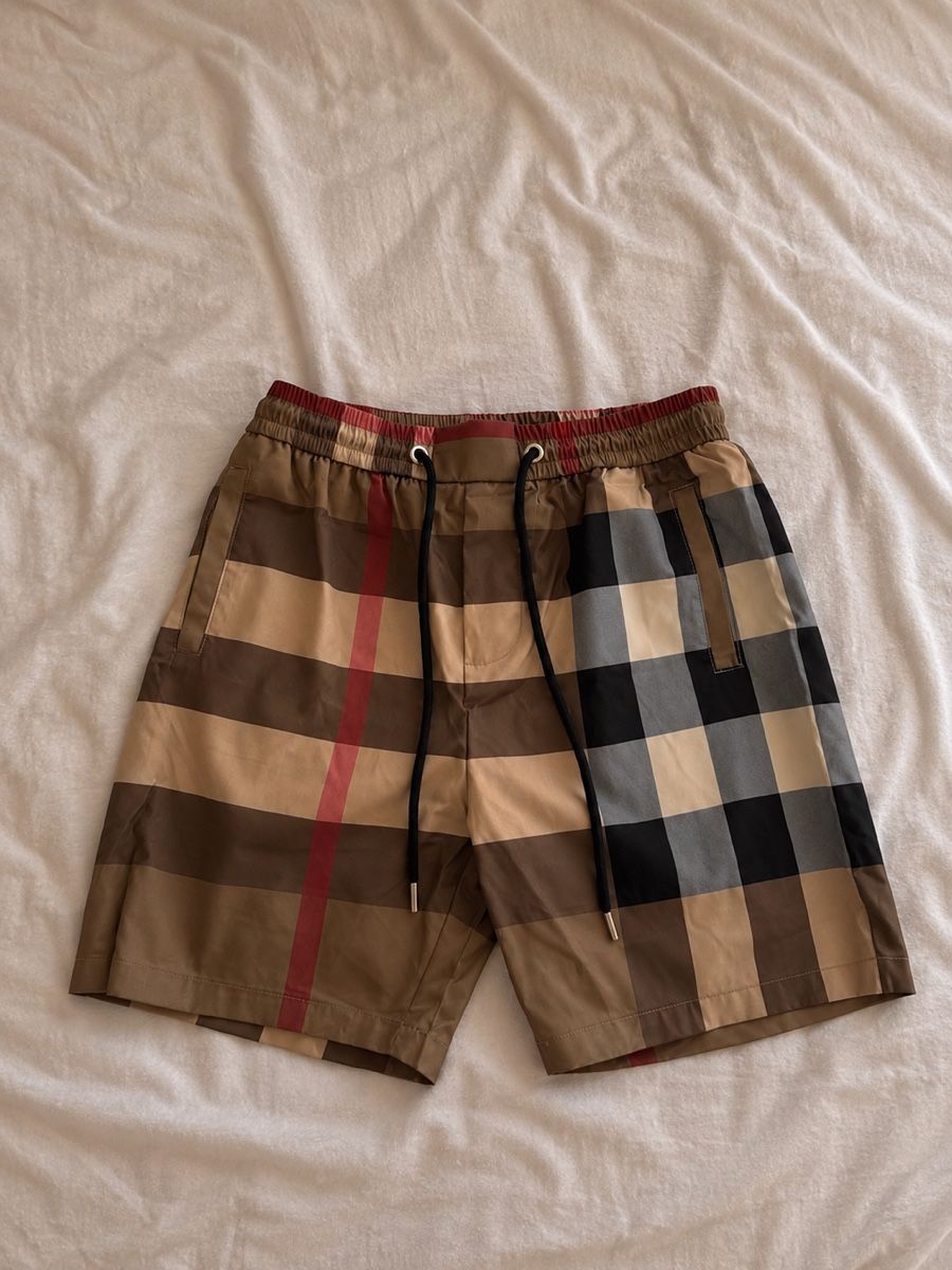Burberry Pantaloni: Burberry Shorts – Nuovo (secondo la descrizione) da Unterentfelden venduto da tim_5vkv