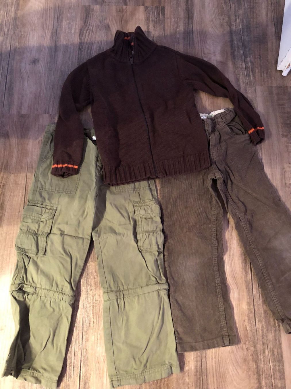 Lotti & Set di vestiti: Kinder Set, Strickjacke, 2 Hose Gr.122, – Usato da Steffisburg venduto da Aare77
