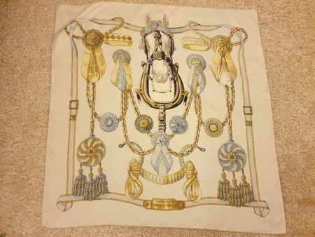 Foulard Hermès, soie, blanc cassé, bleu, beige, avec tâches