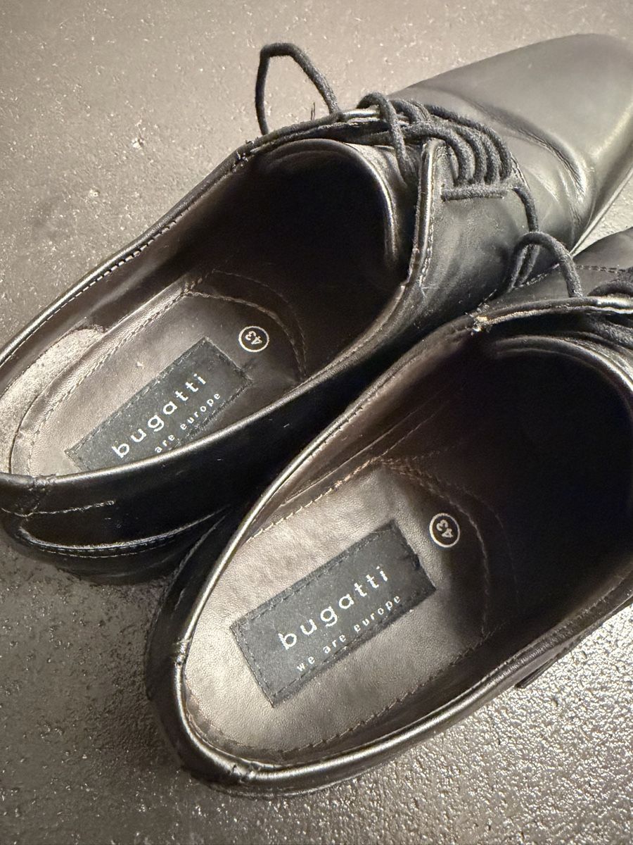 Bugatti Chaussures hommes: Bugatti Anzugsschuhe Gr. 43 – D'occasion à Aarau par bruegglifeld_ole 1