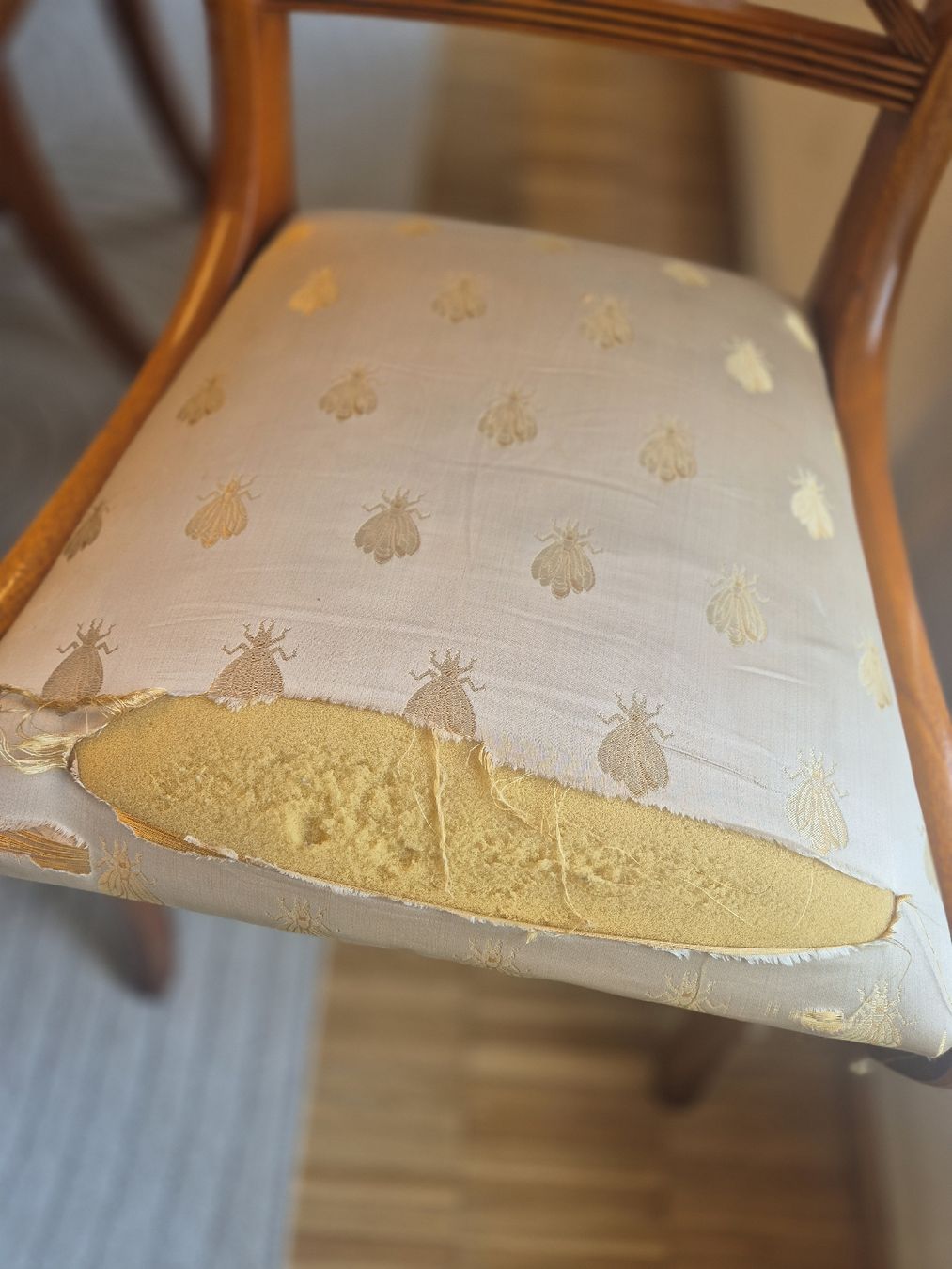 Set di tavolo e panche: Wunderschöner antiker Nussbaum-Esstisch mit 6 Stühlen – Usato da Lachen SZ venduto da Chuchichaestli_85 6