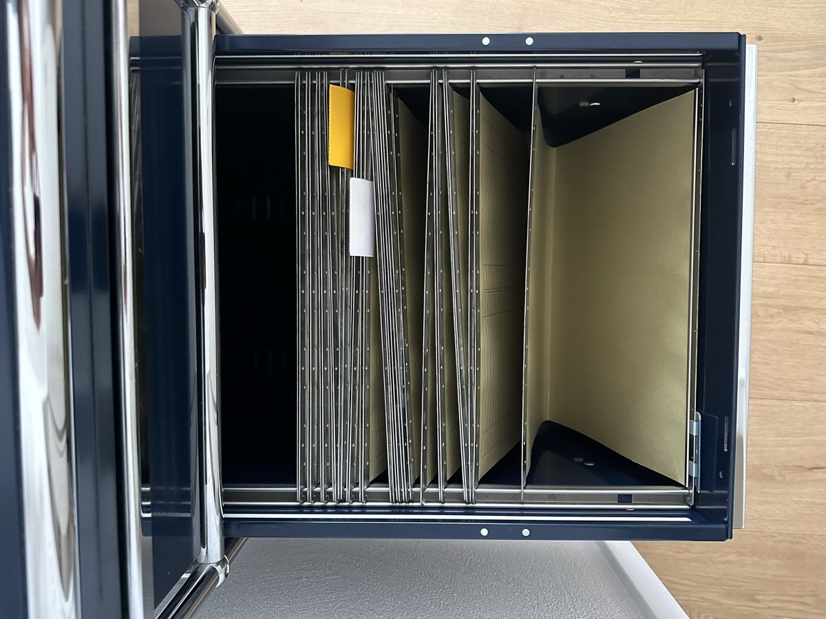 Banconi: Rollcontainer dunkelblau Metall Chrom Rollen 2 Schubladen – Usato da Thalwil venduto da saco1402 2
