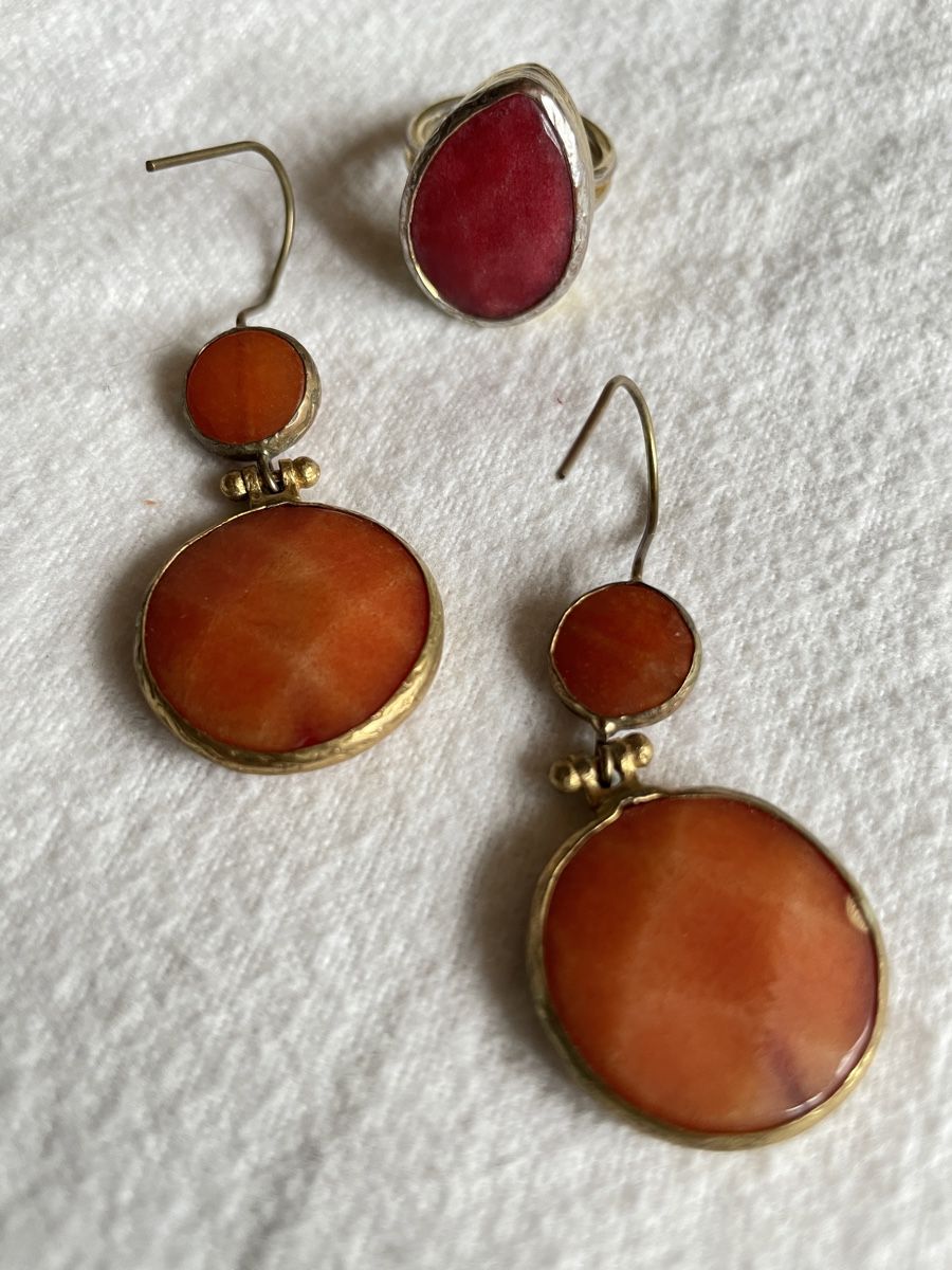 Altri gioielli: Ohrringe mit Karneolstein und 1 Ring – Usato da Münsingen venduto da Secondhand89