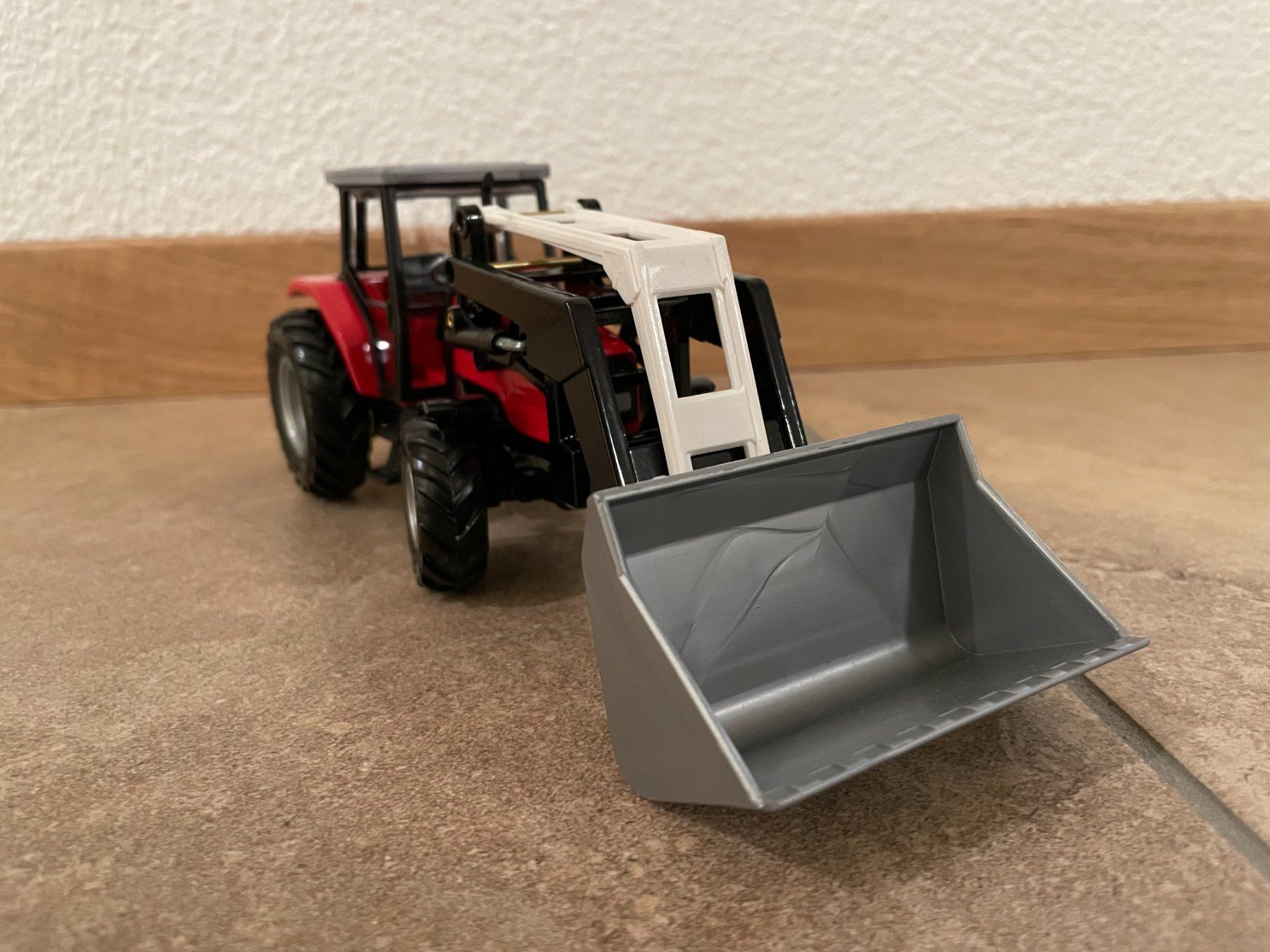 Massey Ferguson Trattori: SIKU Massey Ferguson 4270 mit Frontlader – Nuovo e nell'imballaggio originale da Kreuzlingen venduto da Stefan1150 1