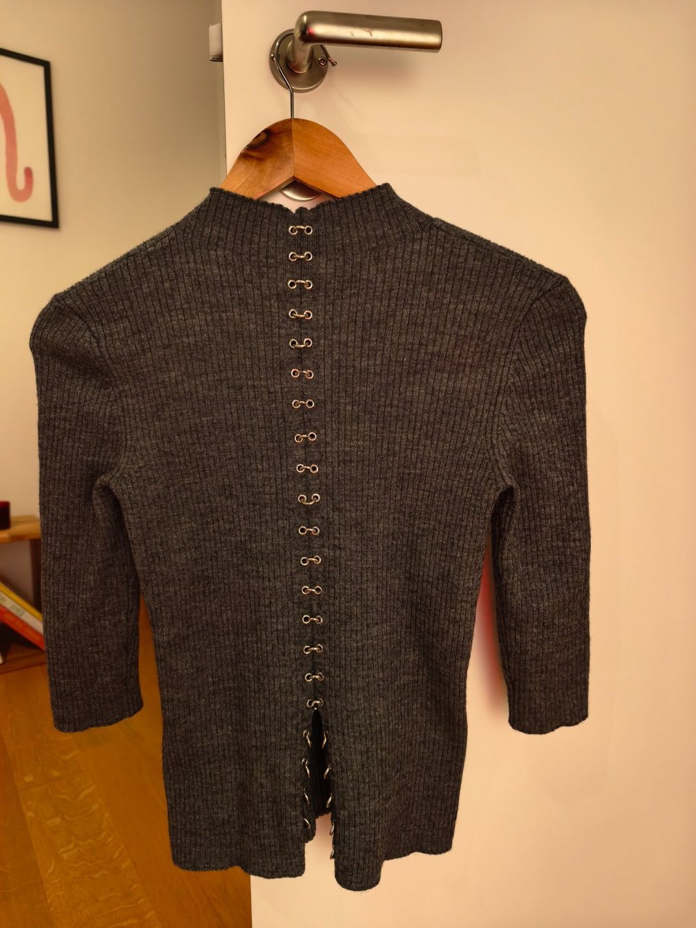 Maje Maglioni & Felpe: Maje Rippstrickpullover S mit auffälligem Rücken – Usato da Zürich venduto da DIMN 1