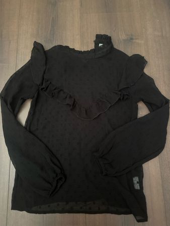 Schwarzes Blusenshirt mit Rüschen und Punkten Grösse S