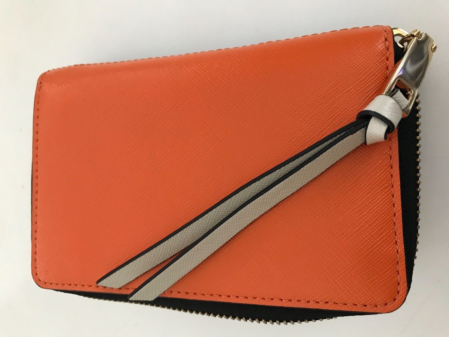 Marc Jacobs Portamonete: Marc Jacobs NEUE Zippy Wallet - Must have – Nuovo (secondo la descrizione) da Wettingen venduto da ABBA-Retro 2