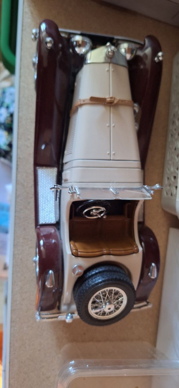 Voitures modèles: Modellauto Oldtimer dunkelrot/beige mit Ersatzrad  – Neuf (Voir description) à Luzern par Briefmarkentaube