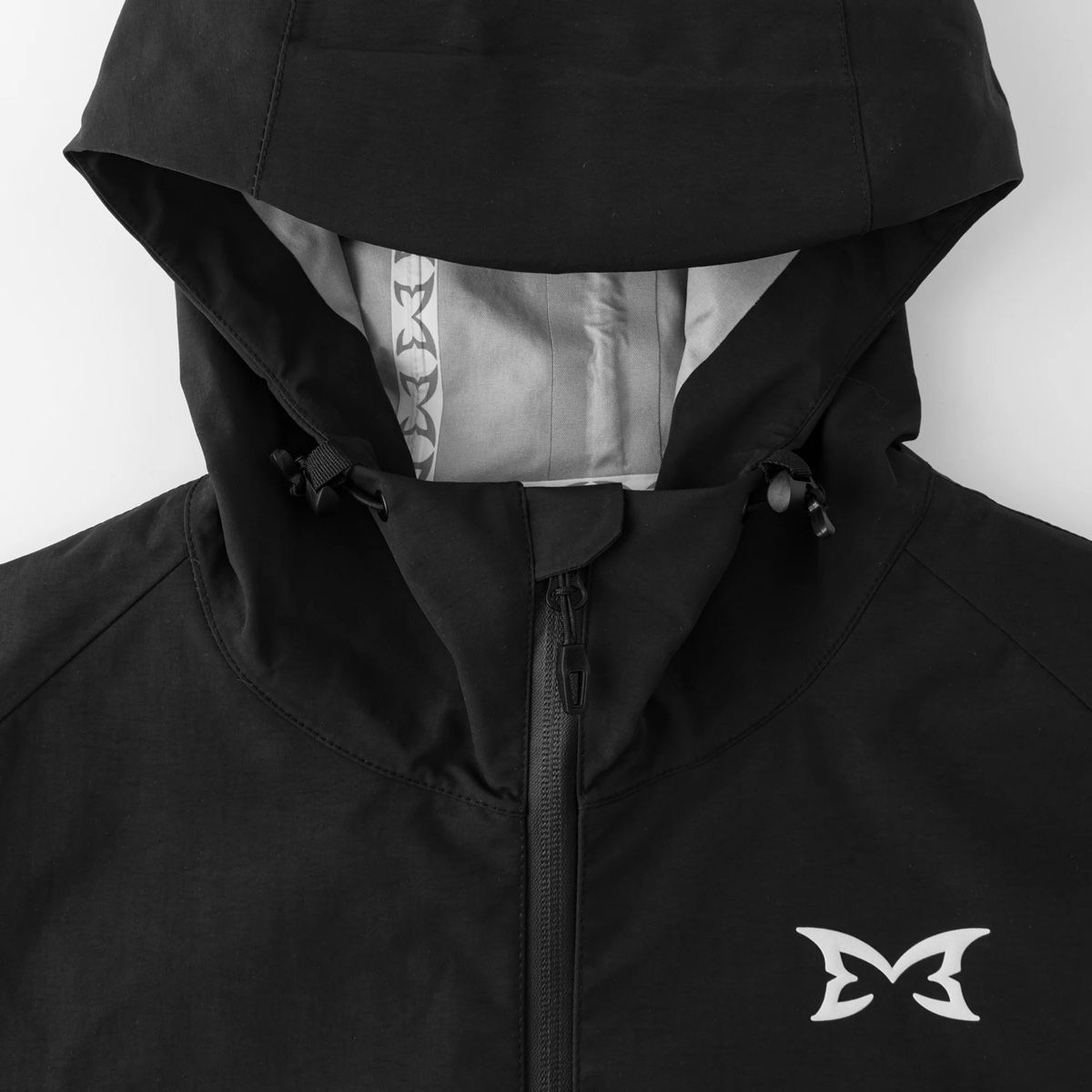 Giacche: Mertra Monogram Shell Jacket 2.0 (Black) neu & ungeöffnet – Nuovo e nell'imballaggio originale da Thalwil venduto da mirog11 1