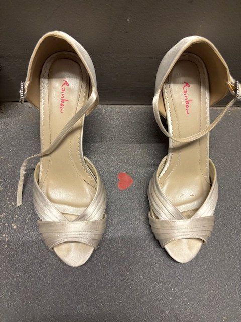Damenschuhe: High Heel Sandaletten  - Ivory Samt Schuhe – Gebraucht aus Zürich von CoCos_Closet