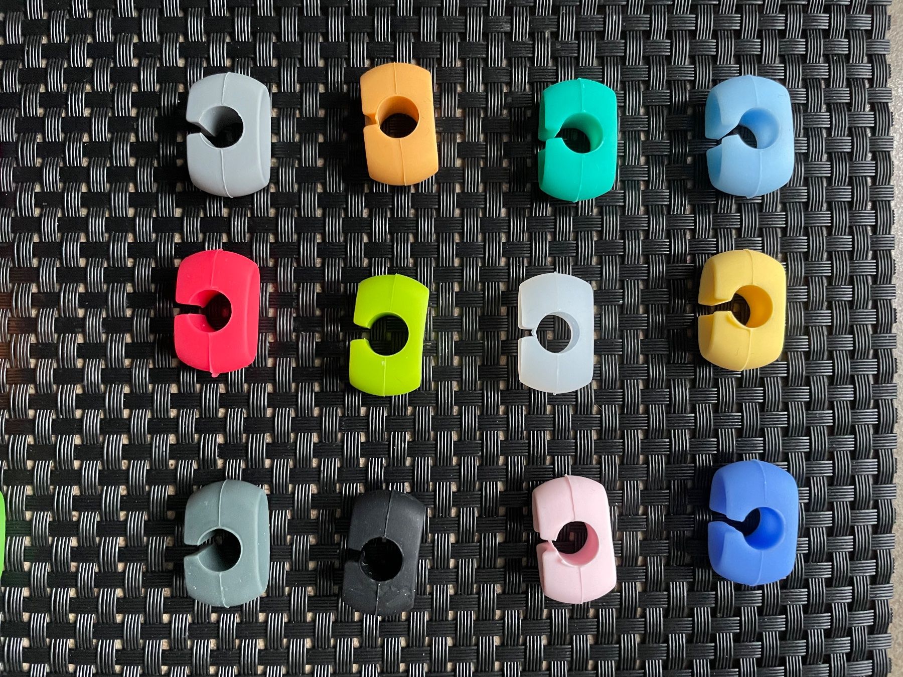 Henbrandt 12 Stretchy Frogs - great for party bag fillers