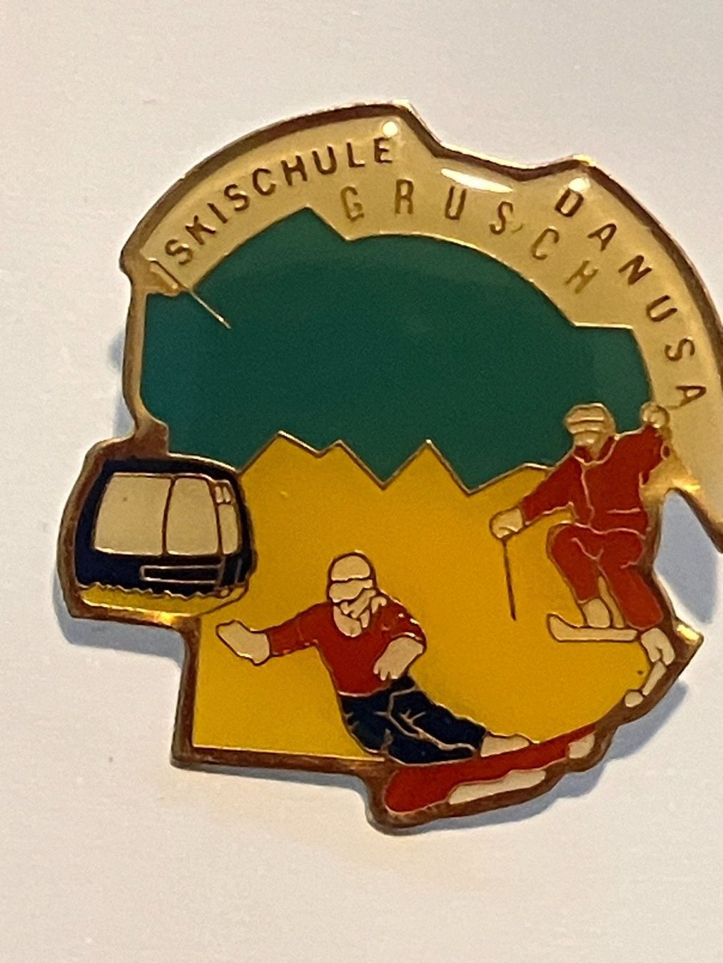 Placchette & Badge: 1 Pin Skischule Danusa Grusch – Usato da Basel venduto da djwwpp