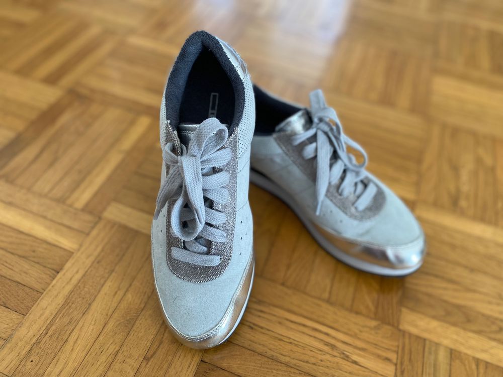 Grau silbrige Sneaker - Top Zustand! 2