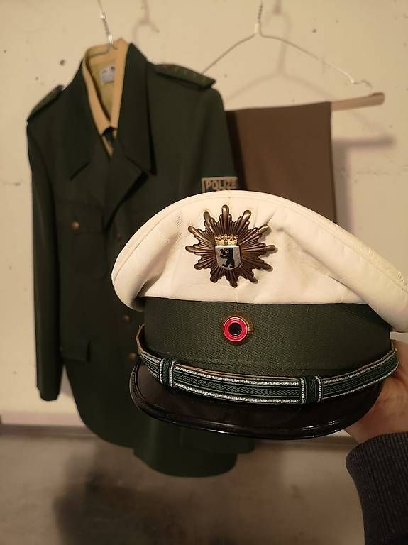 Uniformen: Original Berliner Polizeiuniform – Gebraucht aus Oberentfelden von Danirichner 1