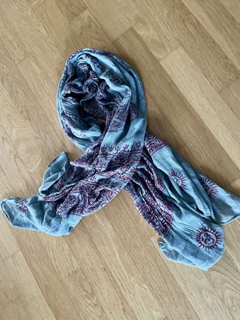Schal - Blau mit rotem Indianermuster