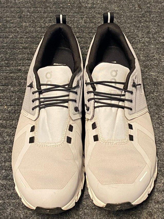 Scarpe da uomo: ON Running Cloud 5 WP Waterproof Grau Grösse 44 Sport Schuh – Usato da St. Niklausen OW venduto da LED-Shop 1