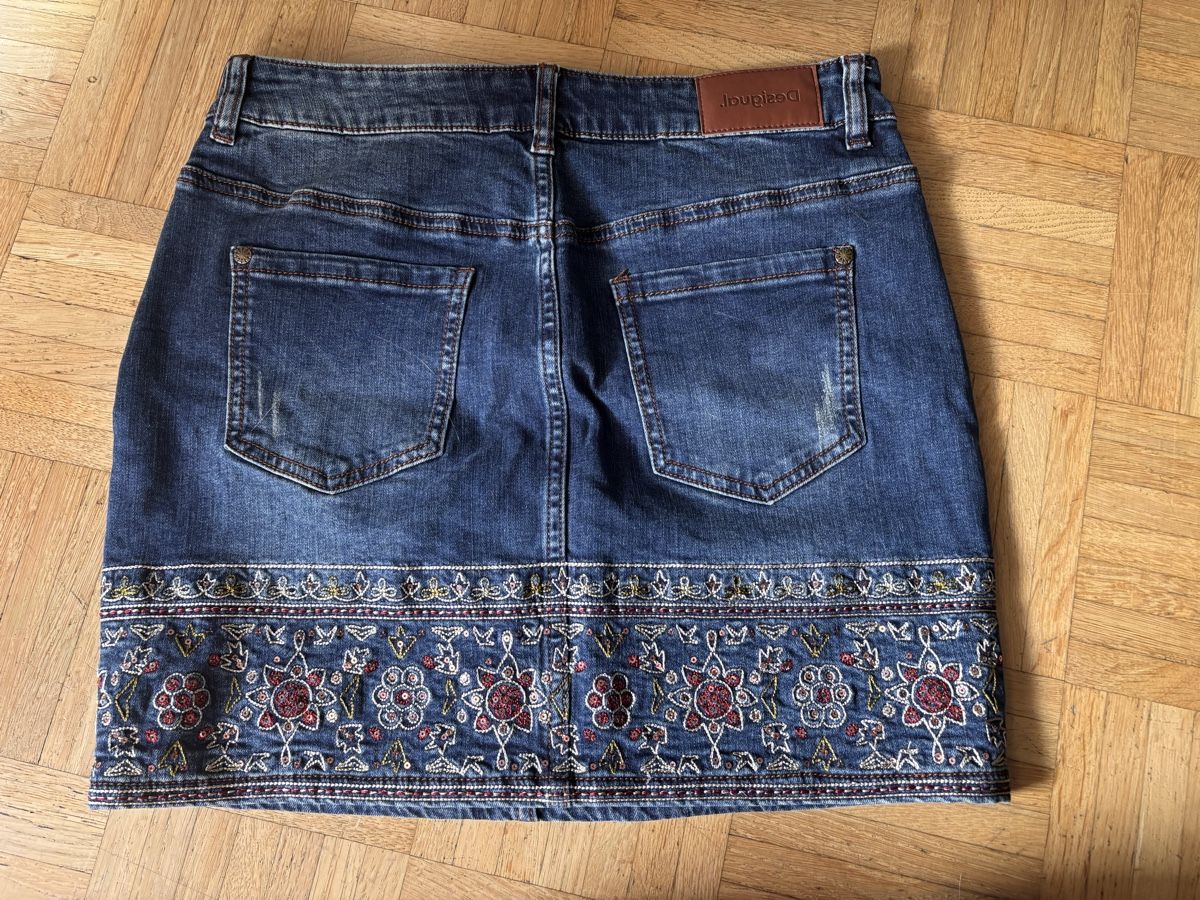 Desigual Röcke: Jupe en jean desigual courte brodée taille38 – Gebraucht aus Le Grand-Saconnex von EwanJ18 1
