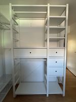 Offener Kleiderschrank