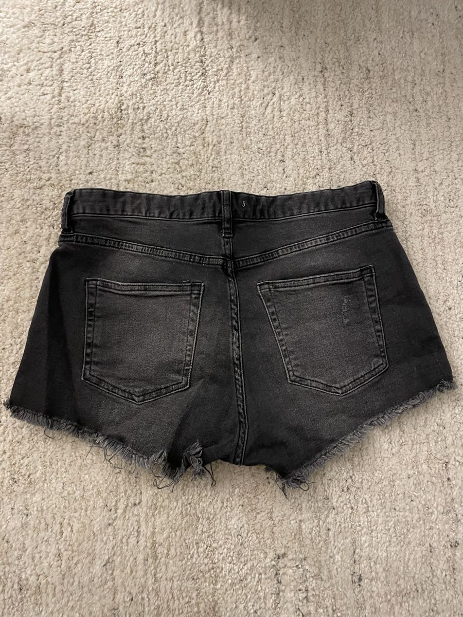 H&M Jeans: Schwarze Jeansshorts – Usato da Chur venduto da buc_6tcp 1