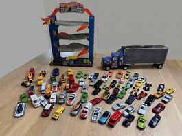 Riesiges Spielzeugautos-Set mit Parkgarage & Lastwagen