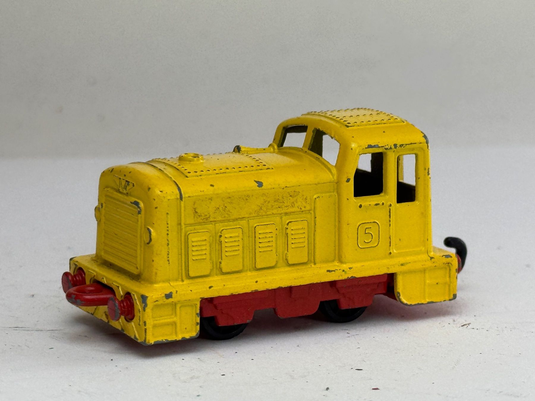Matchbox Modellini d'auto: GB5- Matchbox Superfast Lokomotive gelb – Usato da Elm venduto da Wikmtz