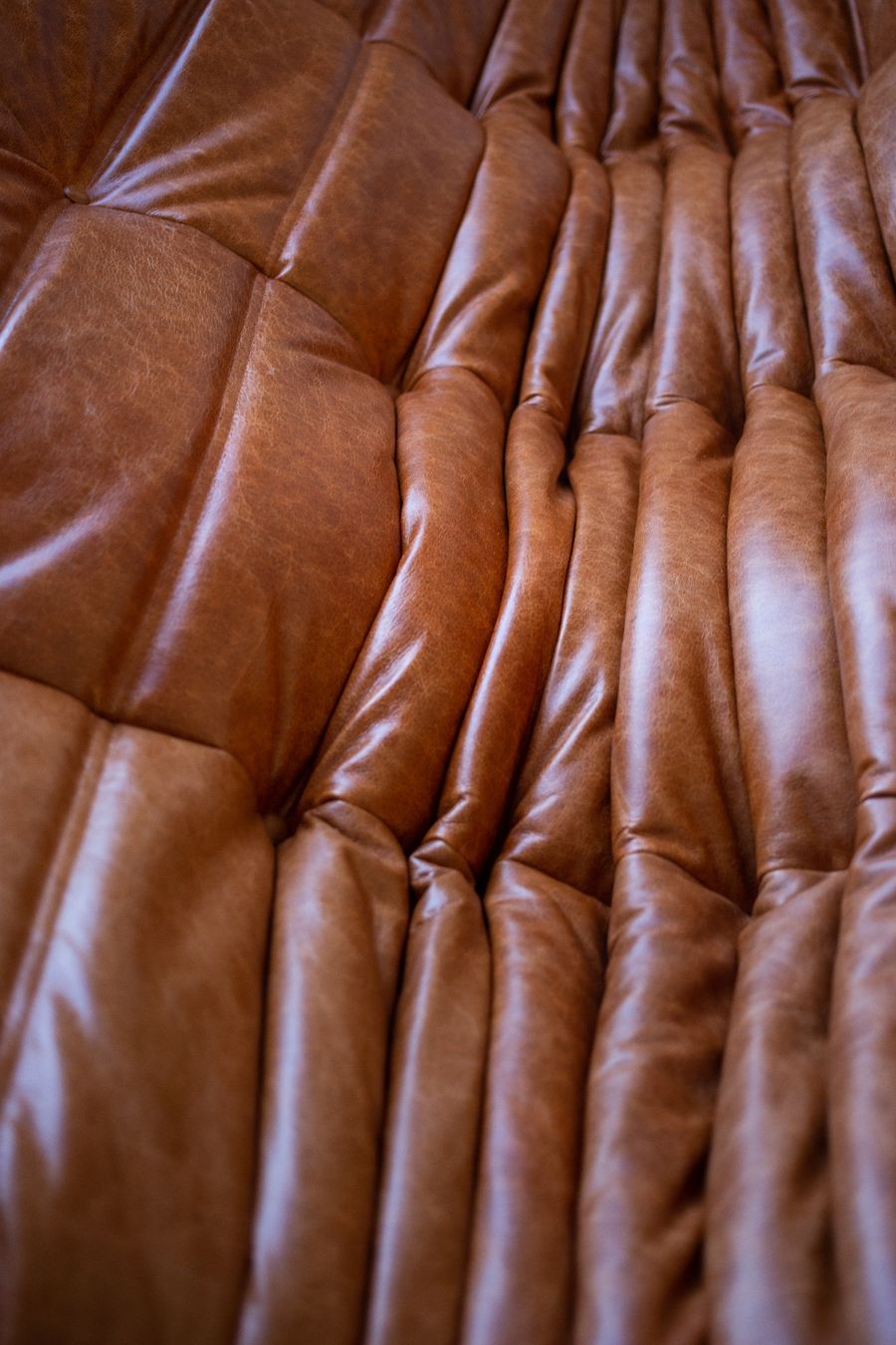 Ligne Roset Sofas: 3er Sofa Togo, neu bezogen mit Leder – Neu (gemäss Beschreibung) aus Zürich von ERATOMIUM 8