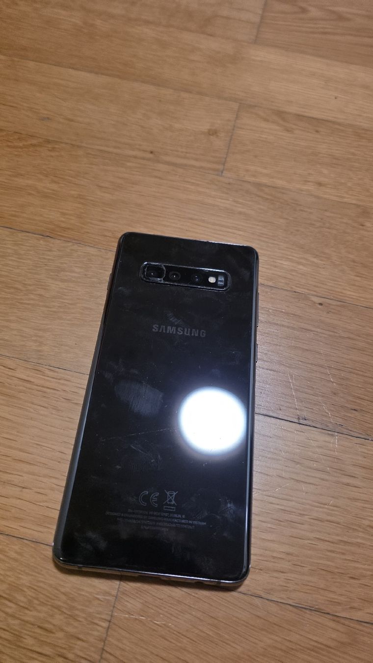 Samsung Telefoni cellulari / Smartphones: Samsung Galaxy S10+ black cracked screen  – Usato da Zürich venduto da cha_gg8d 1