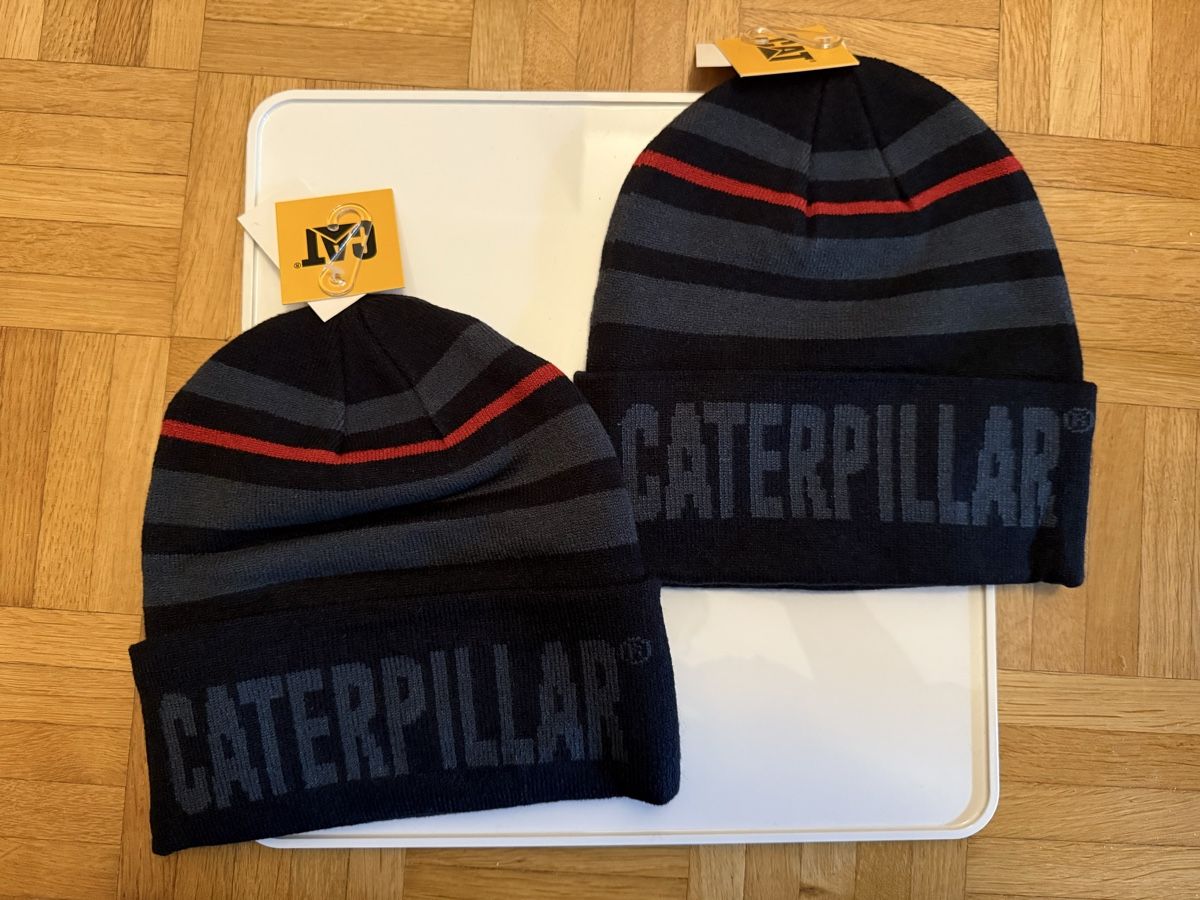 Copricapi, berretti & cappellini: Zwei NEUE Wintermützen Caterpillar (CAT) – Nuovo e nell'imballaggio originale da Köniz venduto da Kakadu22
