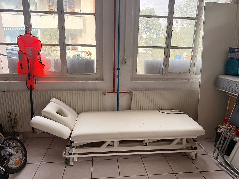 Lettini & sedie per cosmetici: Behandlungsliege / Massageliege mit verstellbarem Kopfteil – Usato da Bern venduto da bbr_jv7s 1