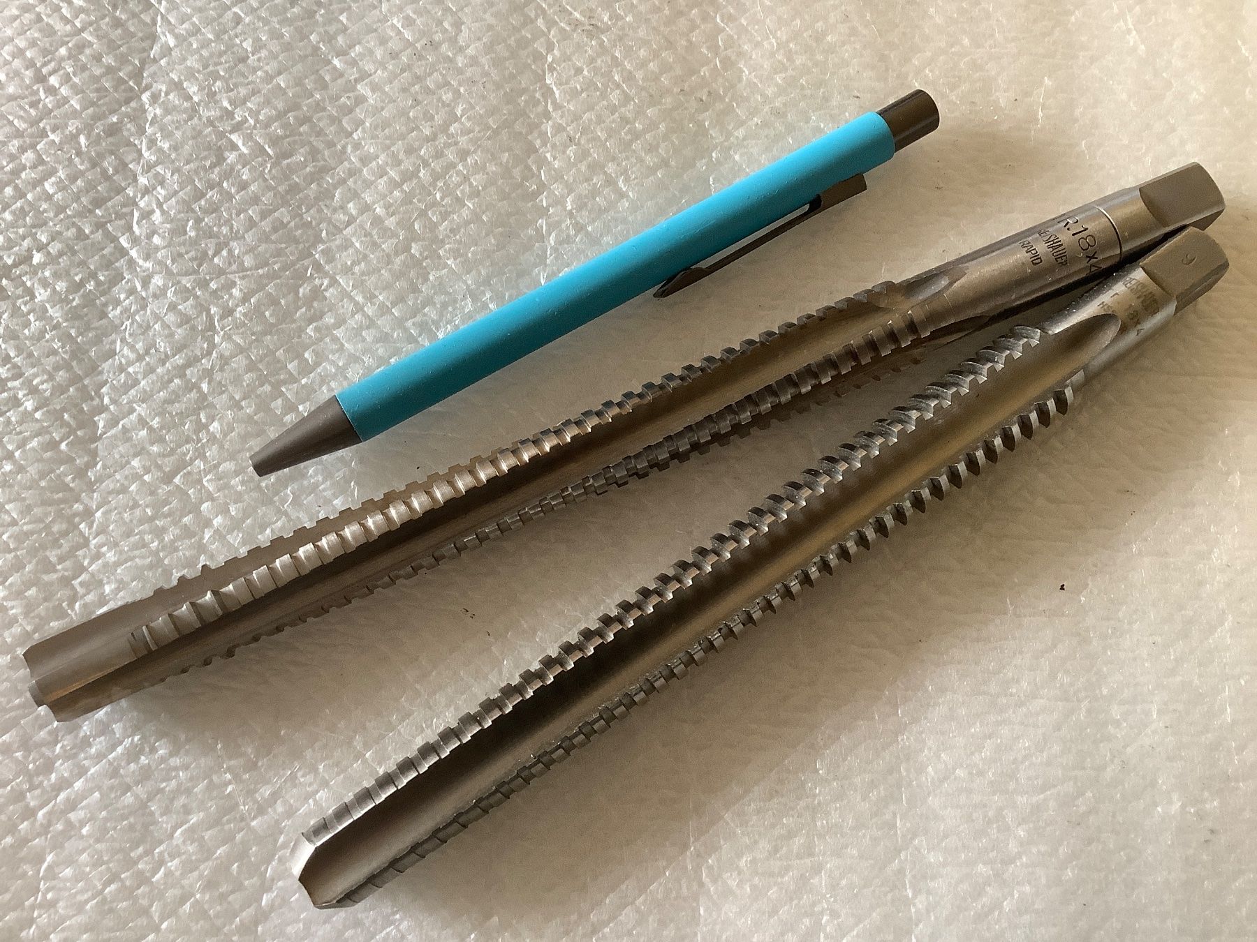 Reishauer Tutti gli attrezzi: Trapezgewindebohrer HSS Tr. 18x4 , 2-teilig, von REISHAUER – Usato da Widnau venduto da frohsinn7