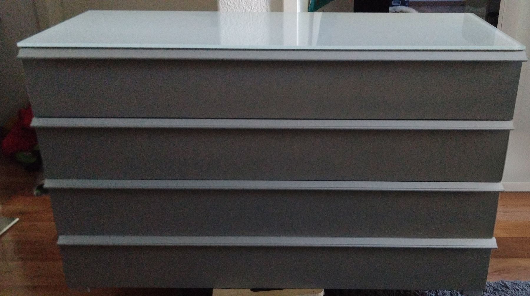 Cassettiere: Schöne Kommode mit Glasabdeckung – Usato da Schliern b. Köniz venduto da Schnumy 1