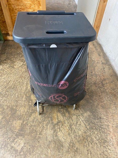 Abfalleimer: Kehrichtsackhalter 110 l – Gebraucht aus Neuhaus SG von gsmmaschinenbau