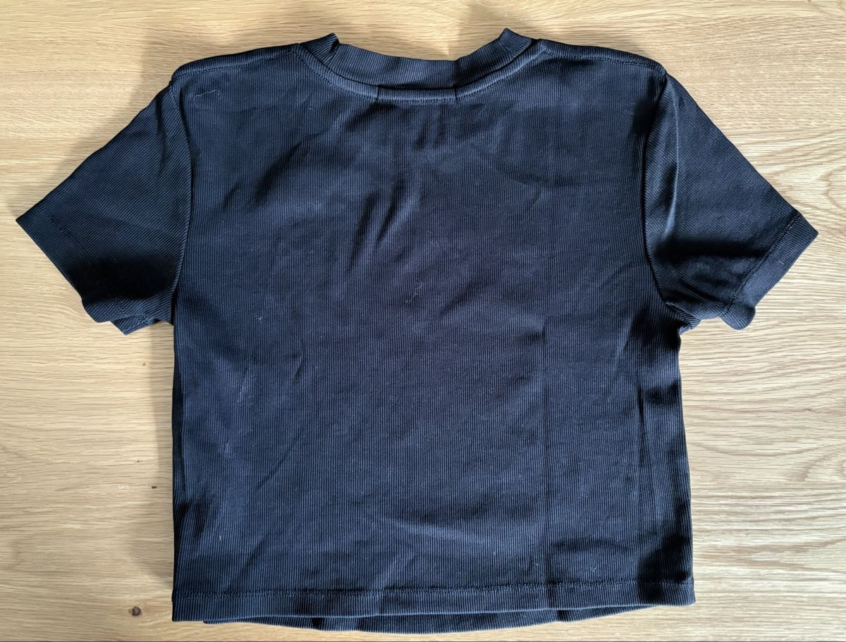 Calvin Klein T-shirts: Haut Calvin Klein – D'occasion à Martigny par jcj_j2fb 1