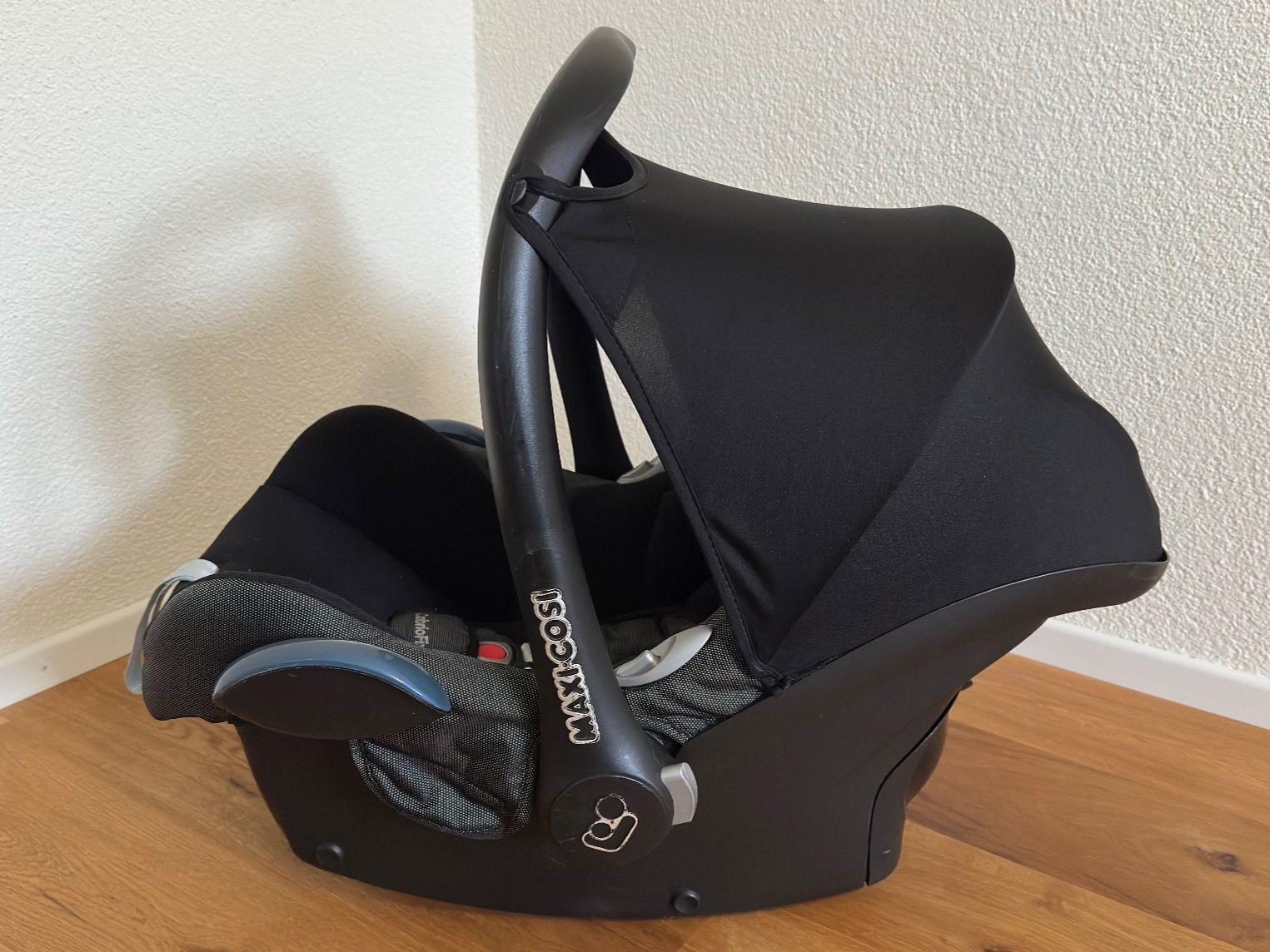 Maxi-Cosi Seggiolini per auto: Maxi-Cosi Cabrio Babyschale mit Autohalterung – Usato da Mörschwil venduto da vet_vzj9