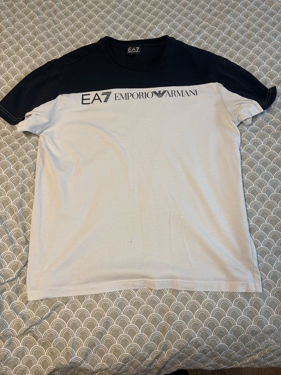 Armani T-shirt: T-shirt Armani Taille L – Usato da Vicques venduto da kev_txq5